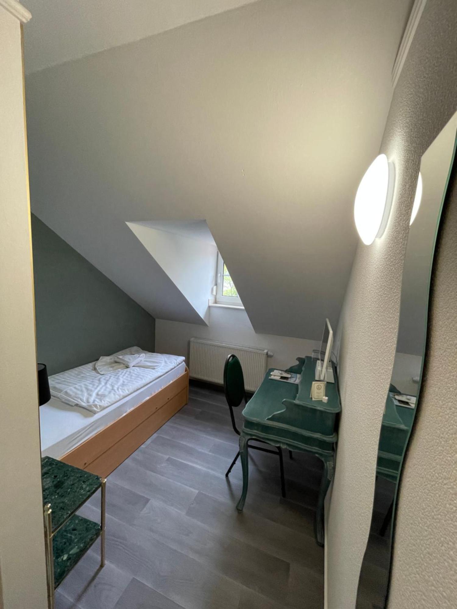 فندق Haus Hennesburg, Garni إيزيناخ الغرفة الصورة